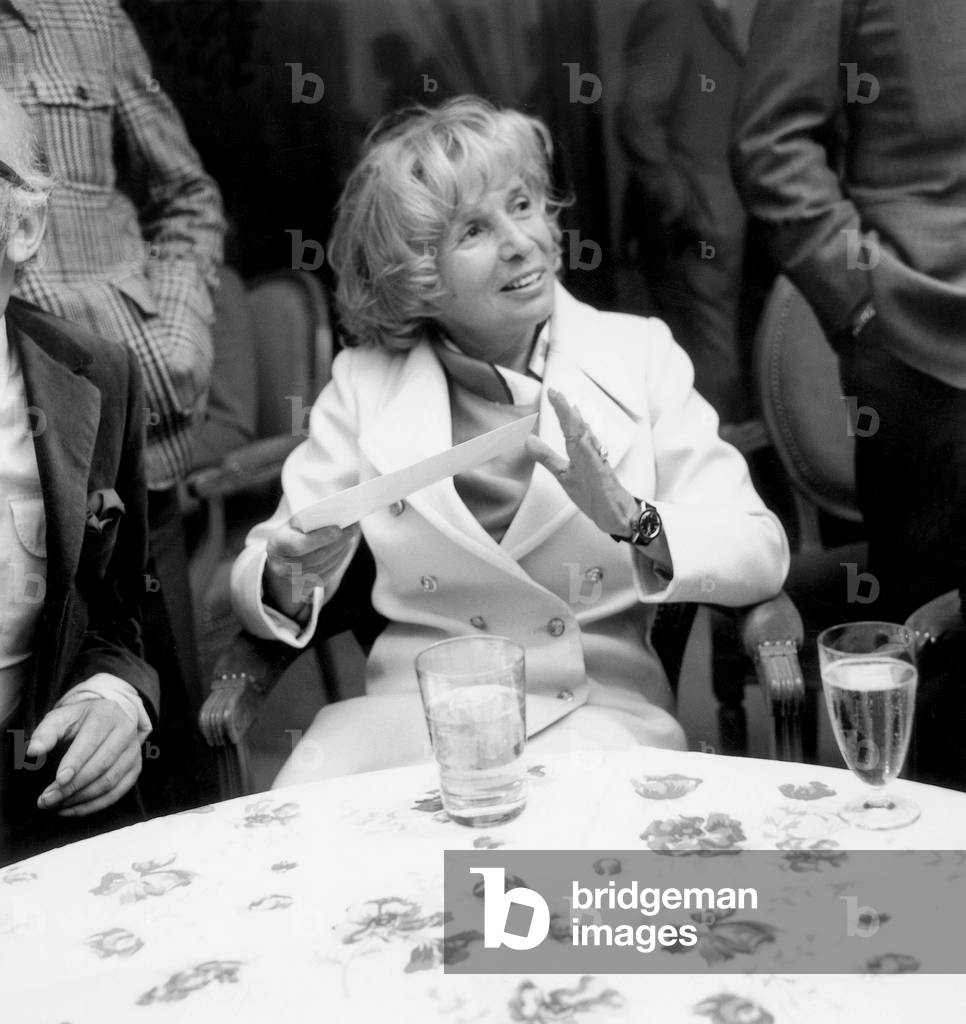 Bild von Fotografie "Helene Lazareff beim Wettbewerb der französischen Schulen des Stils am 15. April 1971 (s/