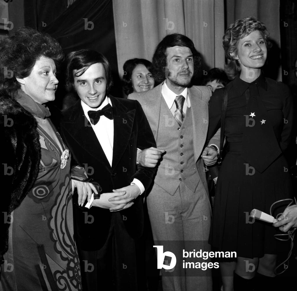 L-R Regine, Thierry Le Luron, Adamo Et Danielle Gilbert dopo una sfilata di Thierry Le Luron 18 febbraio 1972 