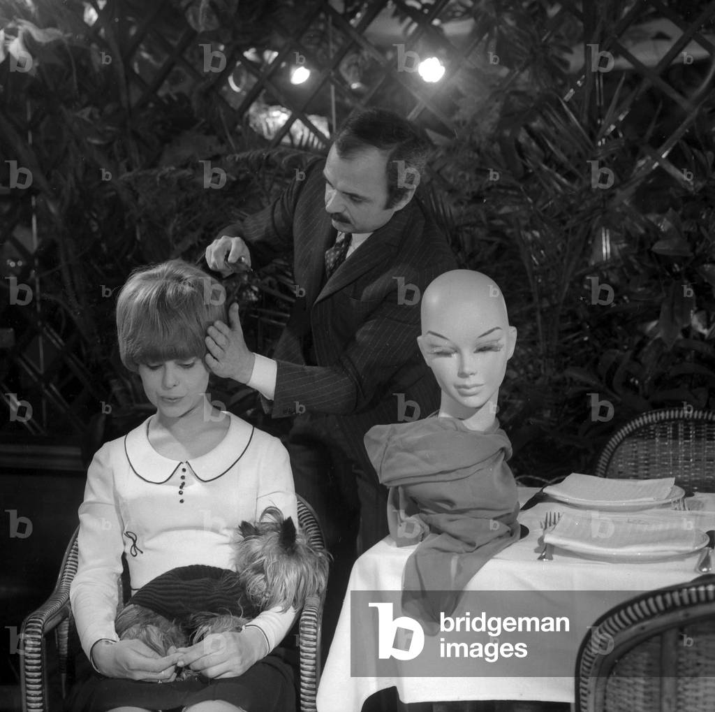 Bild von Fotografie "Francoise DelDick in der Firma ihres Hundes Nikki abgedeckt durch eine Perücke sortiert z