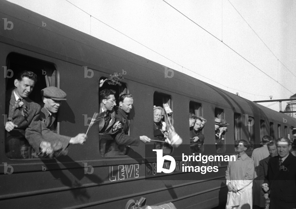 Oslo 19450527 Friedenstage 1945. Norwegische Kriegsgefangene kommen mit dem Zug aus Deutschland nach Hause. Di