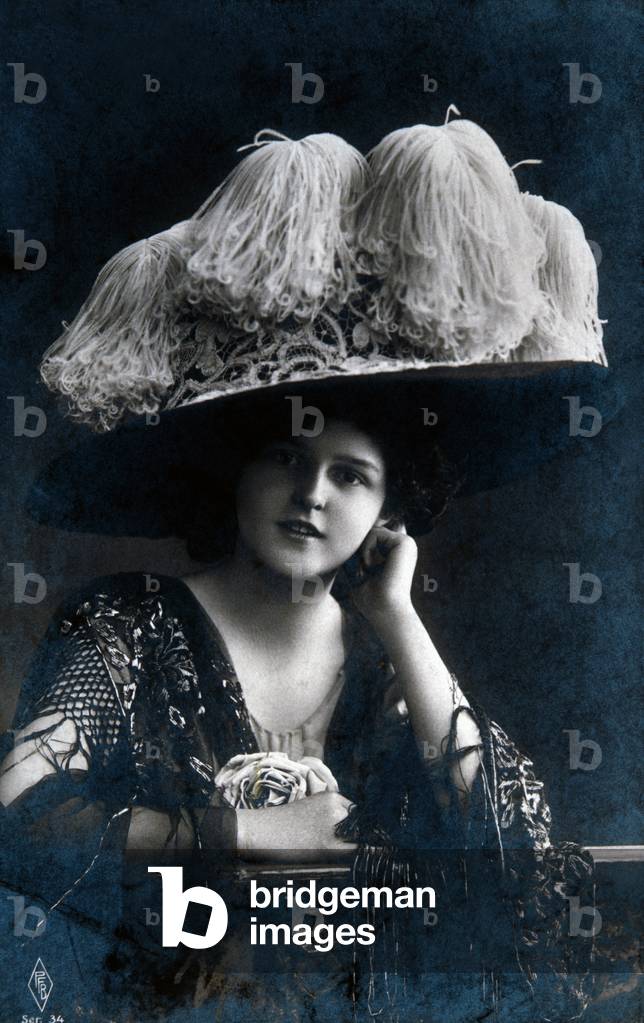 Donna che indossa un grande cappello, ritratto, circa 1909