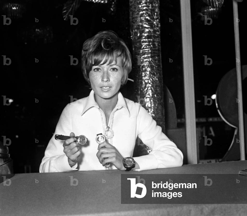 Die französische Schauspielerin Marlene Jobert präsentiert Uhren, 9. Dezember 1968 (Foto)