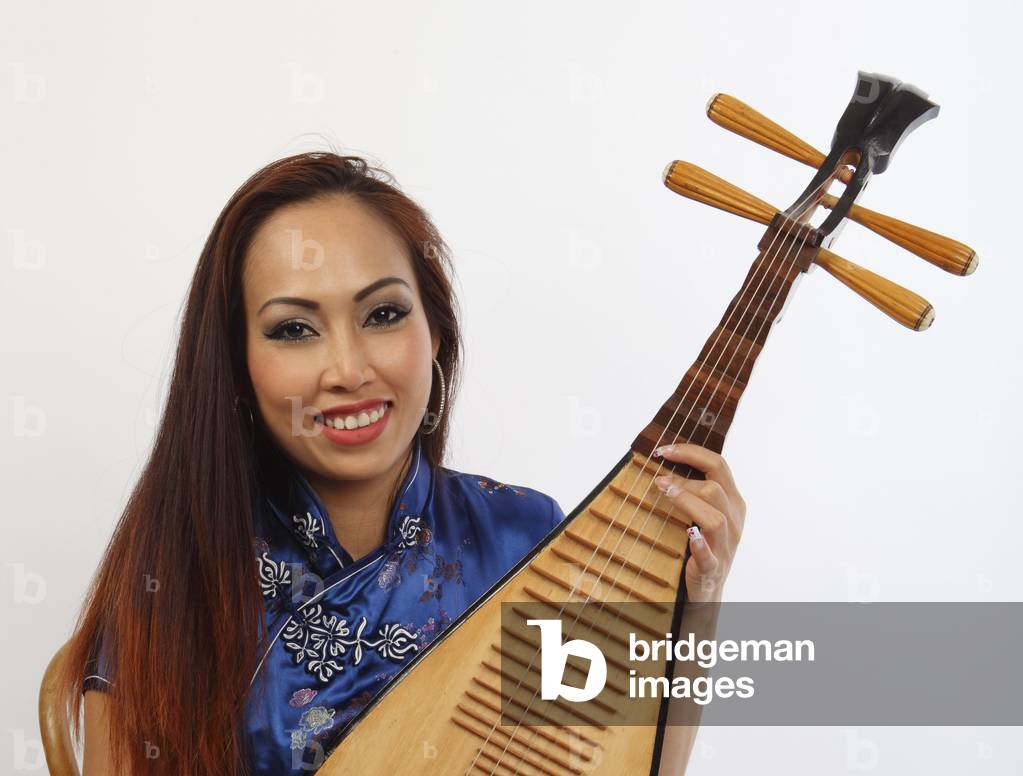 Orientalische Frau hält eine chinesische Pipa - generisch