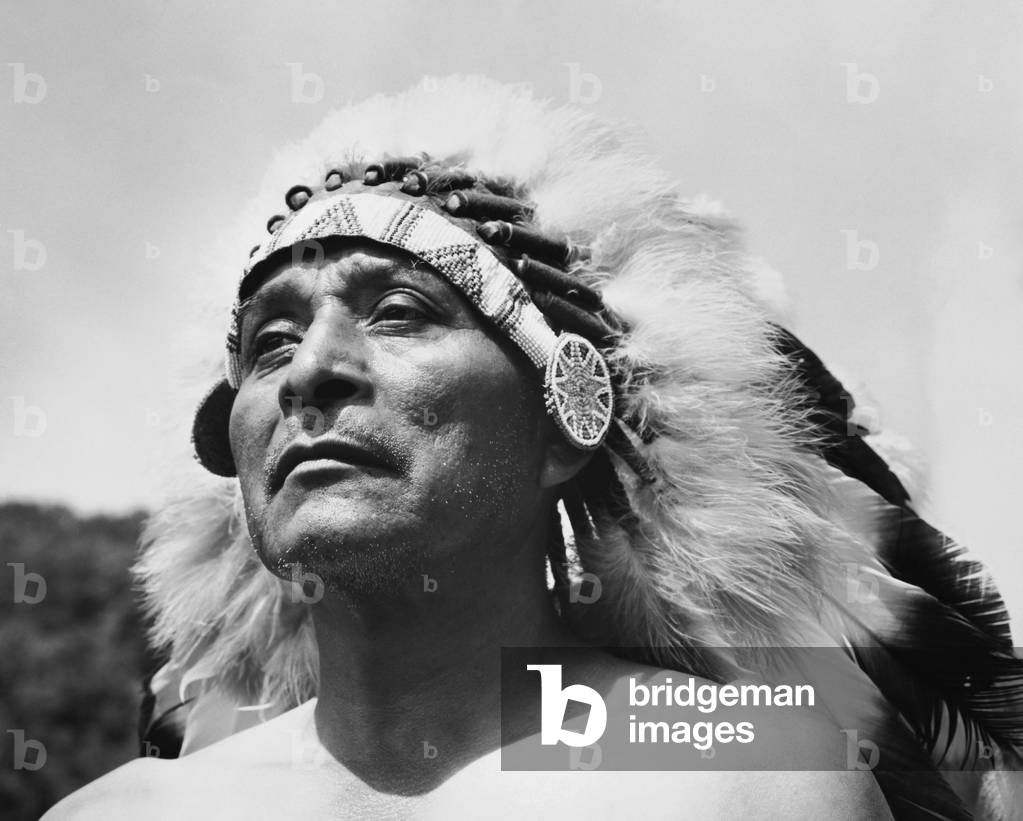 Bild von Fotografie "Nahaufnahme eines Cherokee-Mannes", b/w