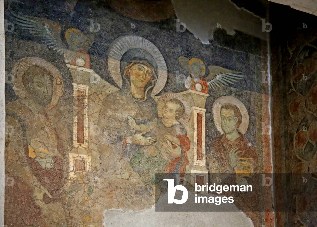 Immagine di Affresco "la vergine e il bambino tra san cosma e san damian (affresco)" di Italian School