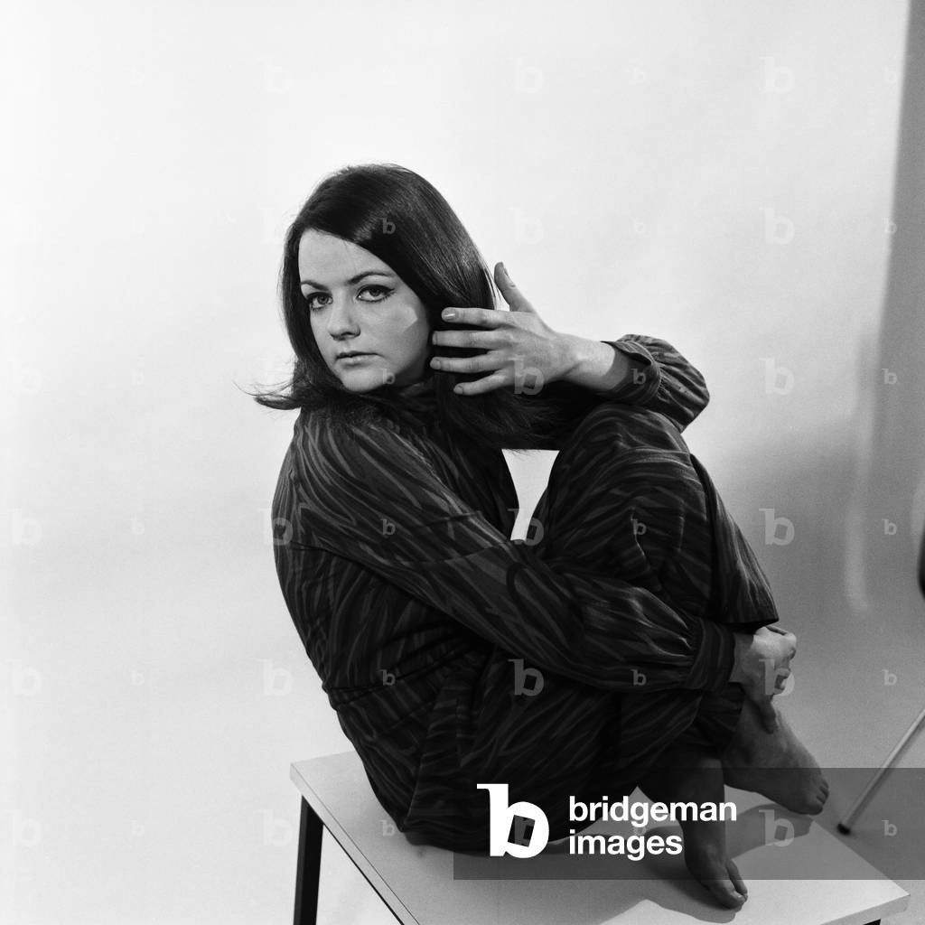 "Die norwegische und Londoner Modedesignerin Kiki Byrne während eines Fotoshootings", b/w