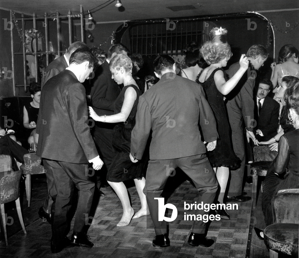 People Dancing The Twist a Parigi gennaio 1963 (foto b/n)