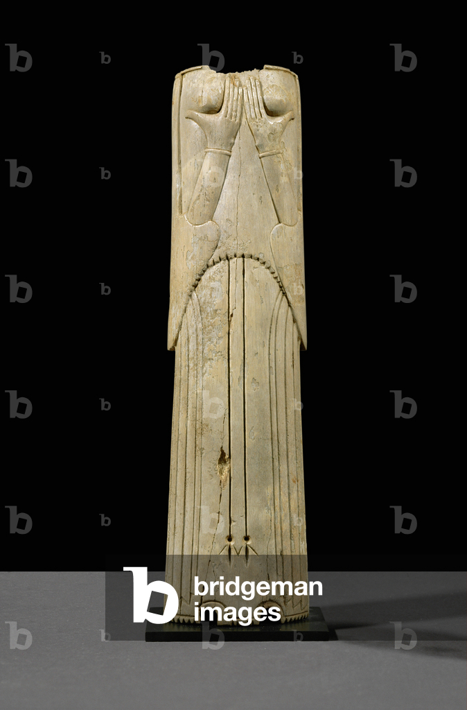 Donna che si tiene il seno ...