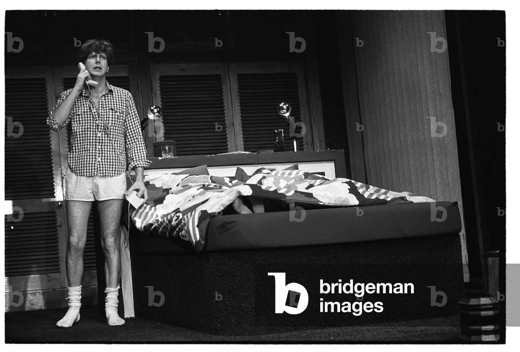 Immagine di Fotografia "La farsa della camera da letto" di John Haynes, b/w