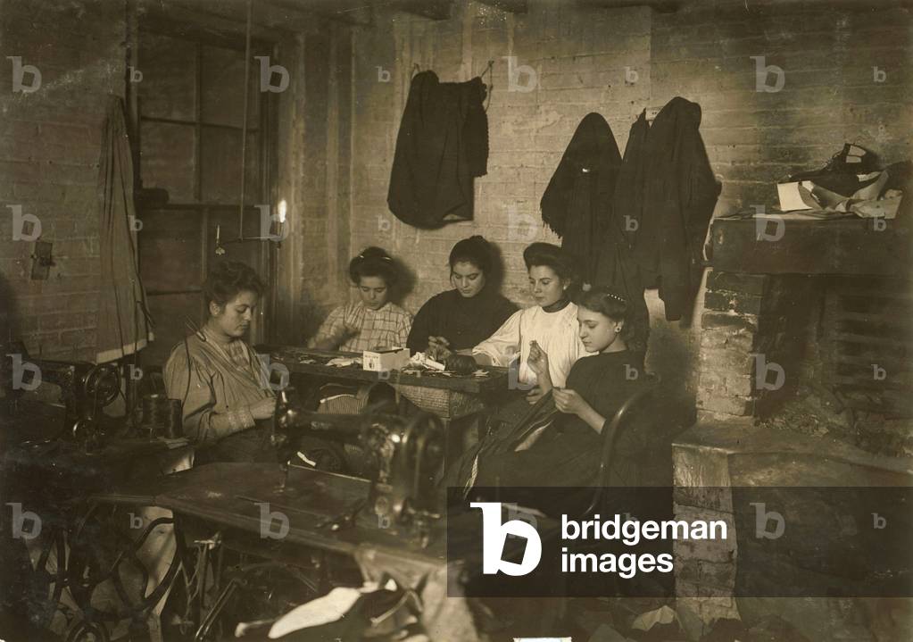 Immagine di Fotografia "Gruppo di donne in un'officina di New York che confezionano indumenti. In primo piano 
