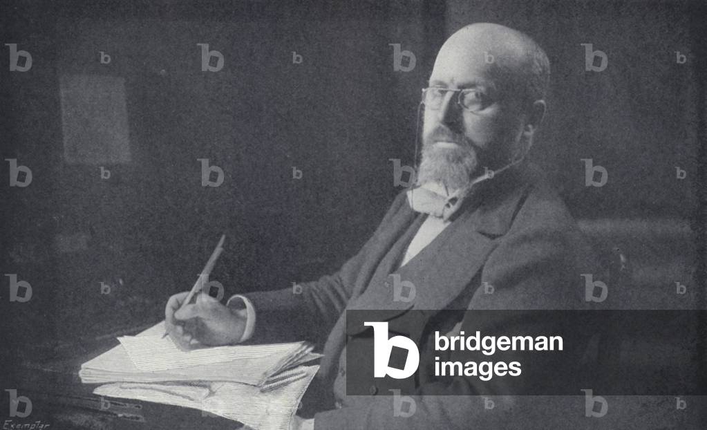 Enrico James nella sua studio b/n foto