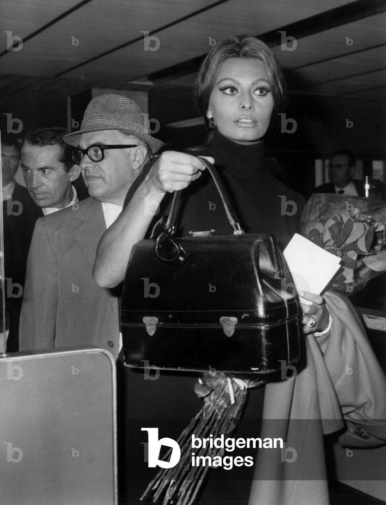 The Italian Actress Sophia Loren and the Productor Carlo Ponti at The Airport of Orly For The Flyght To Usa, S