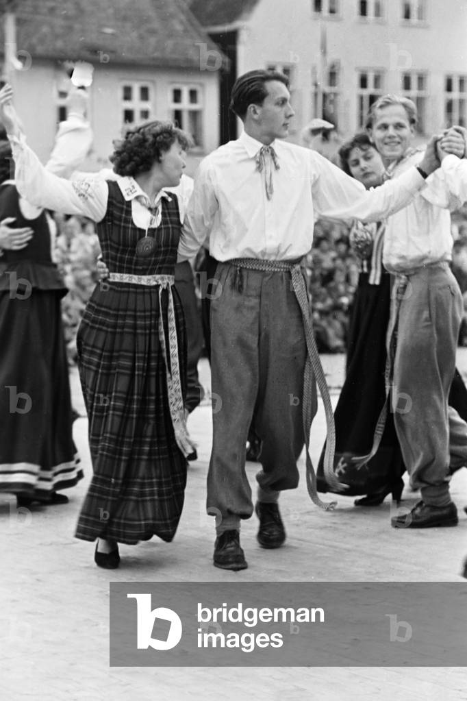 "Coppia di costumi che ballano al Volksfest" 1960