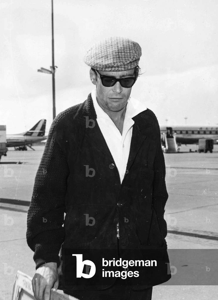 Peter O'Toole, Aeroporto di Roma, Italia, 1964 (foto b/n)