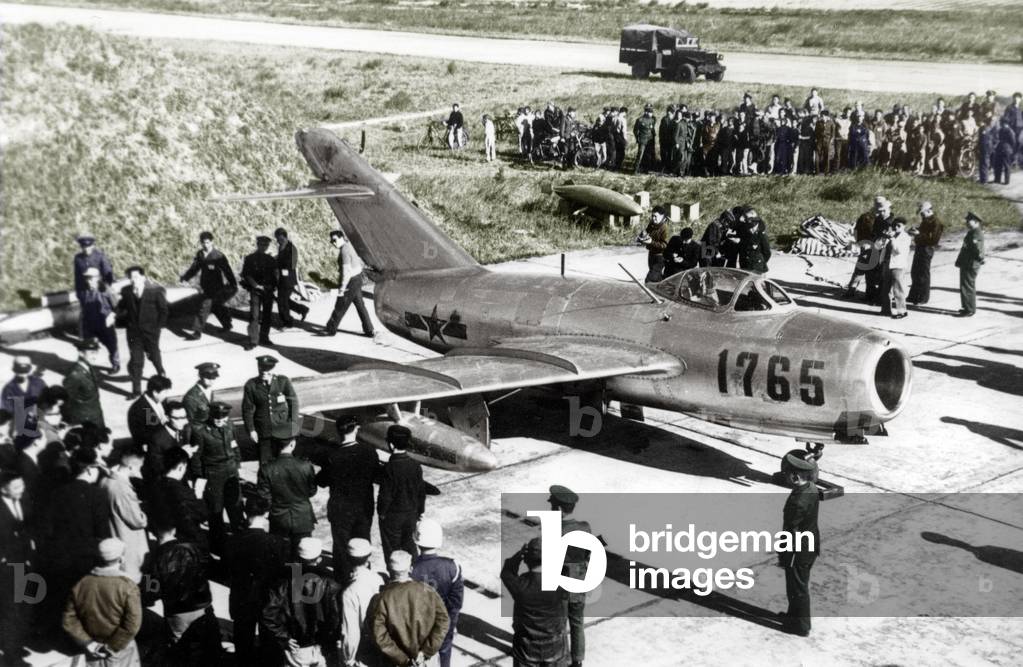 Bild von Fotografie "Die Mig-15 ausgestellt Journalisten und Techniker in Taiwan (Foto)" 1962, b/w