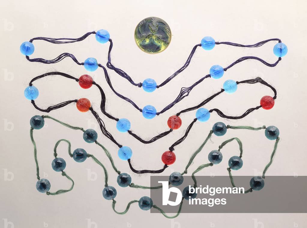 Tre fili di vetro colorato e una spilla in vetro satinato stampato («Fish»; «Poissons») (perline di vetro colo