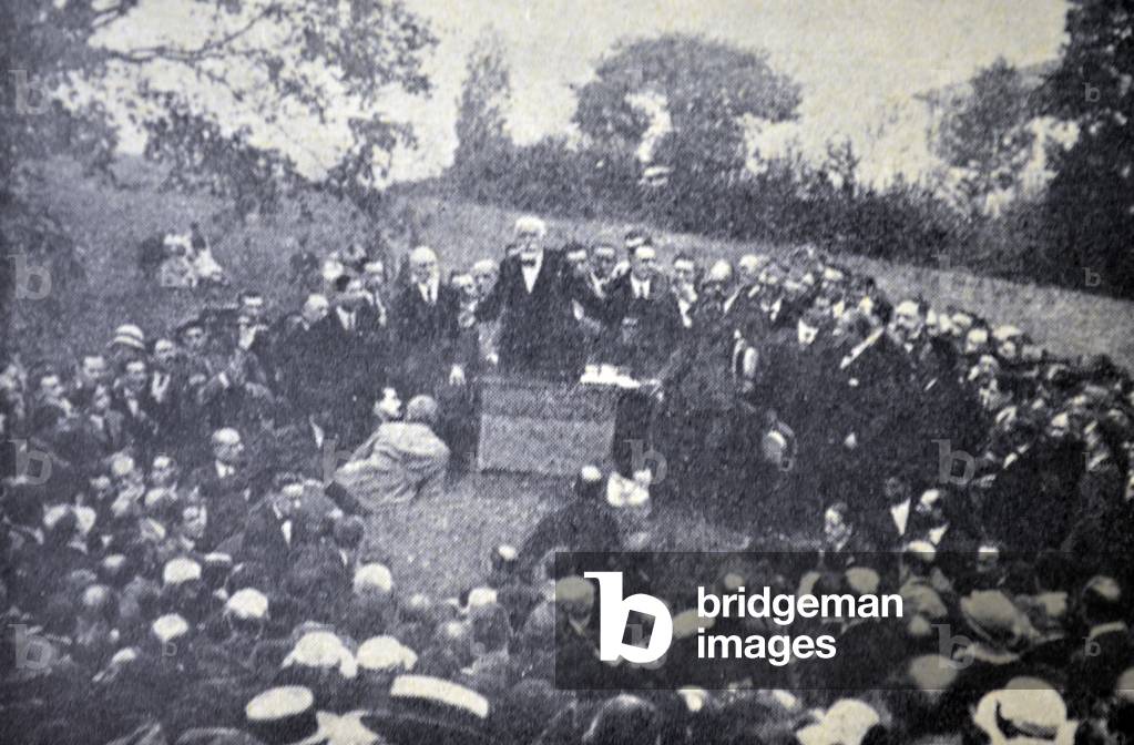 Immagine di Fotografia "Antonio Maura mentre si rivolge alla folla a Baranga 1916. Muara fu Primo Ministro del
