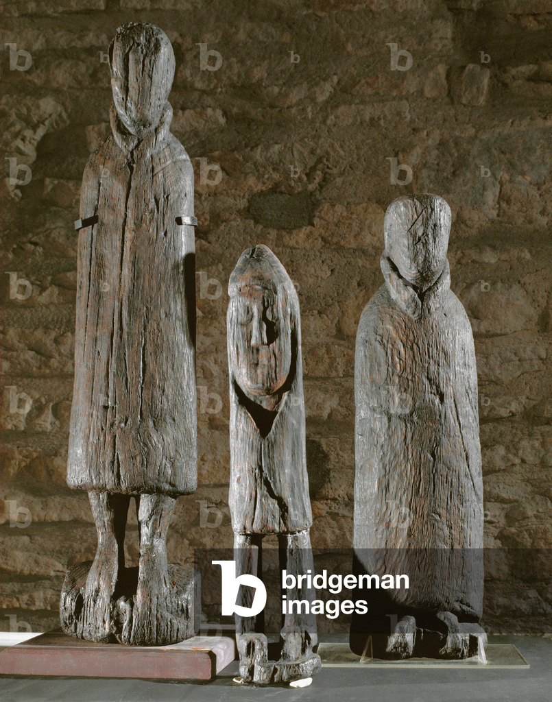 Drei Holzstatuen