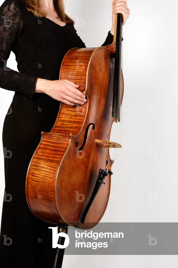 Bild von Fotografie "Junge Frau im Konzert schwarz" von Chris Stock