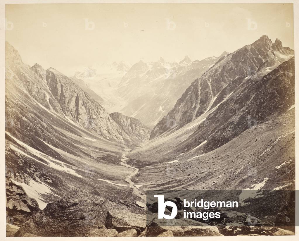 Himalaya, vicino al Tibet. [Titolo del catalogo Bourne & Shepherd: Valle e cime innevate viste dal Passo di Ha