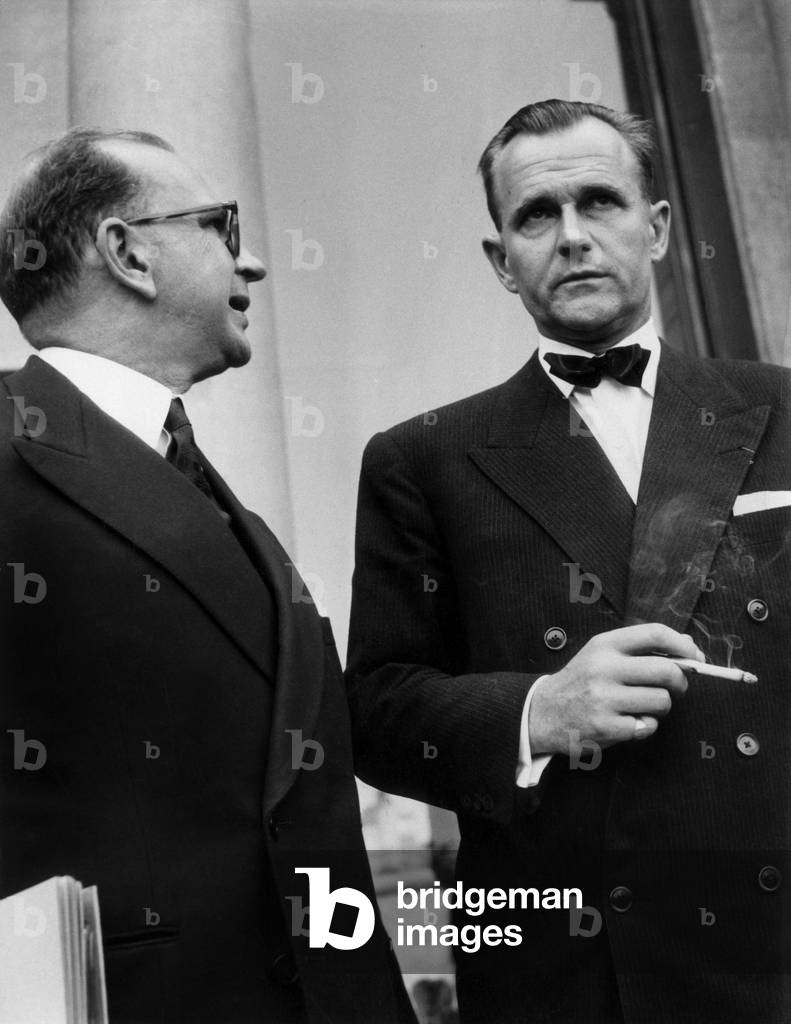 Edgar Faure (R, Capo di Governo) Et Pierre July (Ministro dei Marocani e Tunisiani Affairs) Lasciando il Palaz