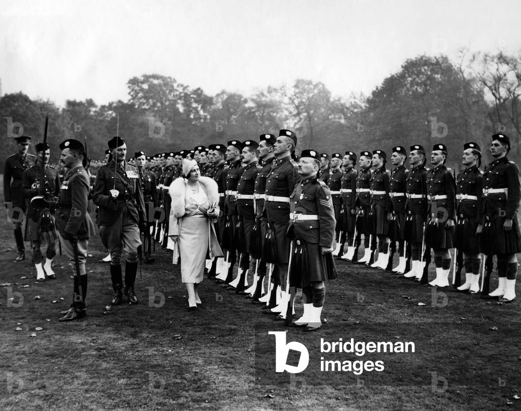 Bild von Fotografie "Queen Elizabeth inspiziert Soldaten" 1937