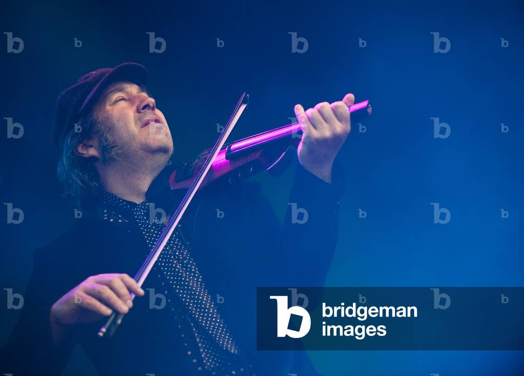 Immagine di Fotografia "The Waterboys (Steve Wickham) (foto)" di Paul Tomlins