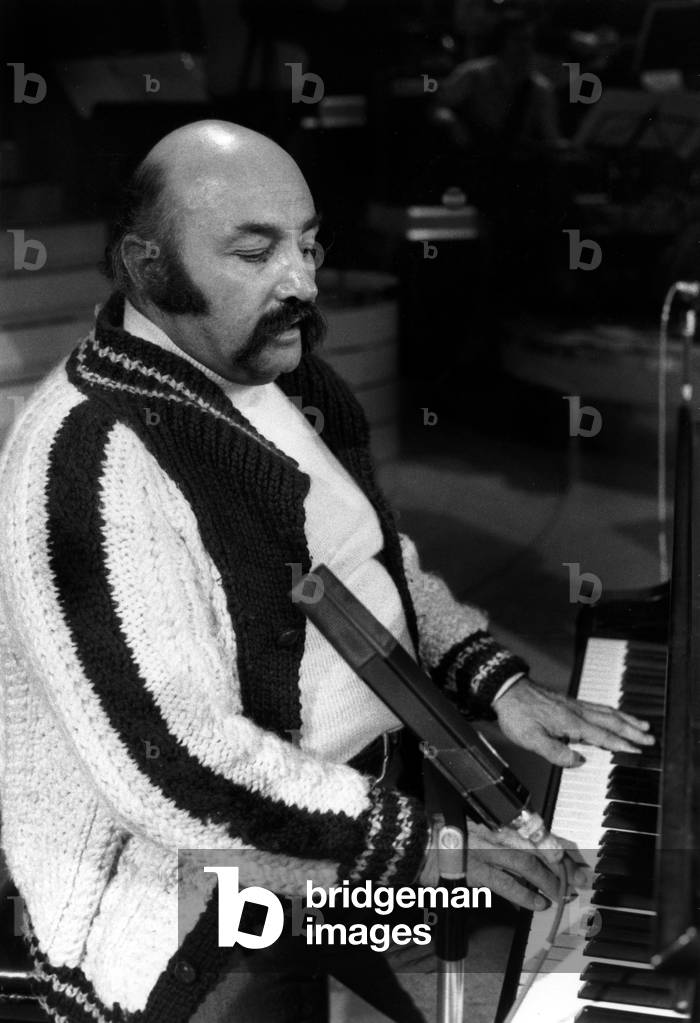 Immagine di Fotografia "Jean Constantin durante lo spettacolo Tele French Cancan Le 7 Npvembre 1974 Neg: Cx773