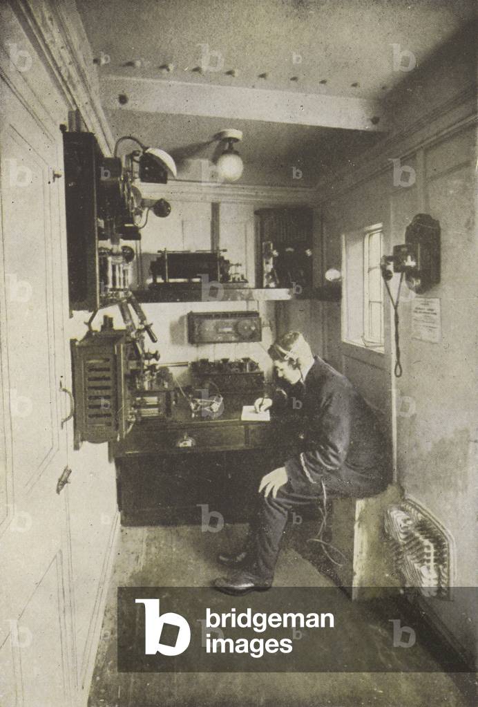 Bild von Fotografie "Der Marconi Operator (s/w Foto)" von English Photographer