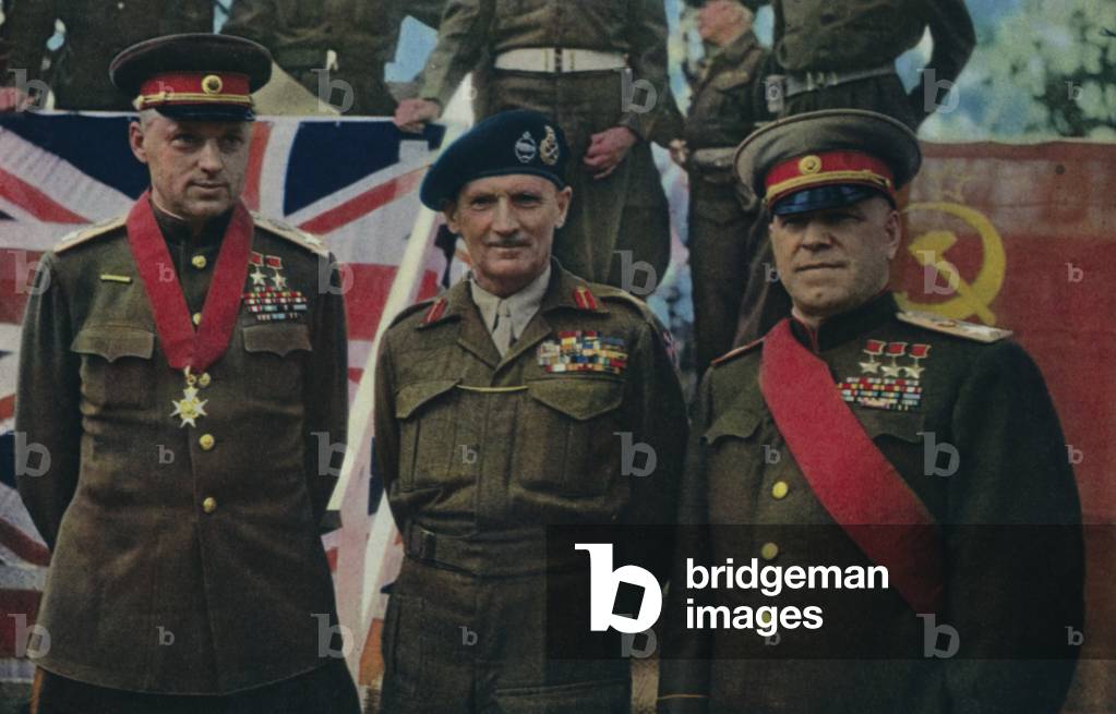 Britischer Feldmarschall Bernard Montgomery überreicht Medaillen an die sowjetischen Marschall Georgy Schukow 