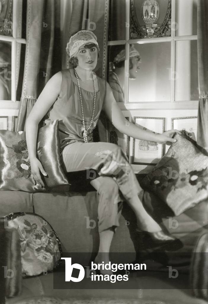 Frau im Pyjama, 1927 (s/w Foto)