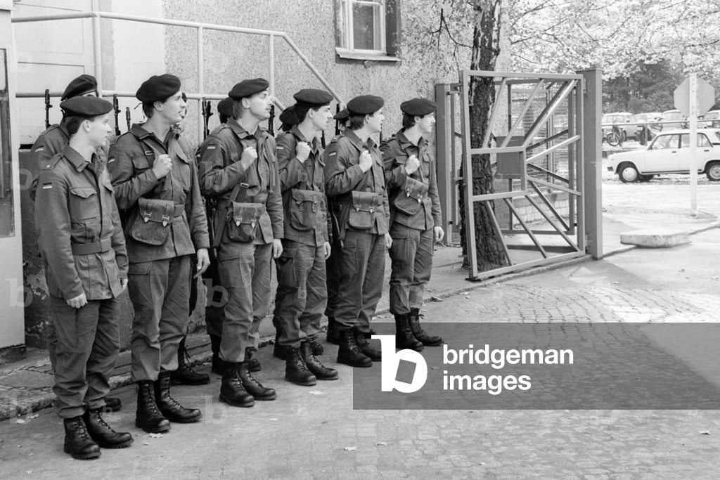 Immagine di Fotografia "Soldati del Comando Est della Bundeswehr a Stahnsdorf..." 1990