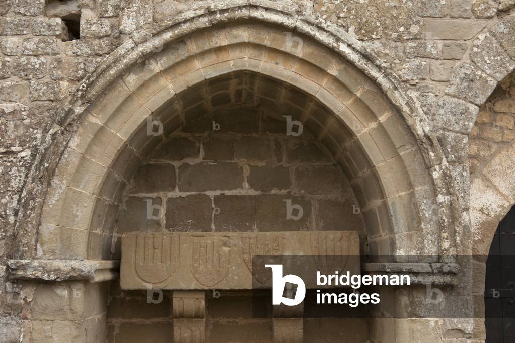 Chiesa (Església de Sant Pere). Esterno. Un sarcofago. romanico.