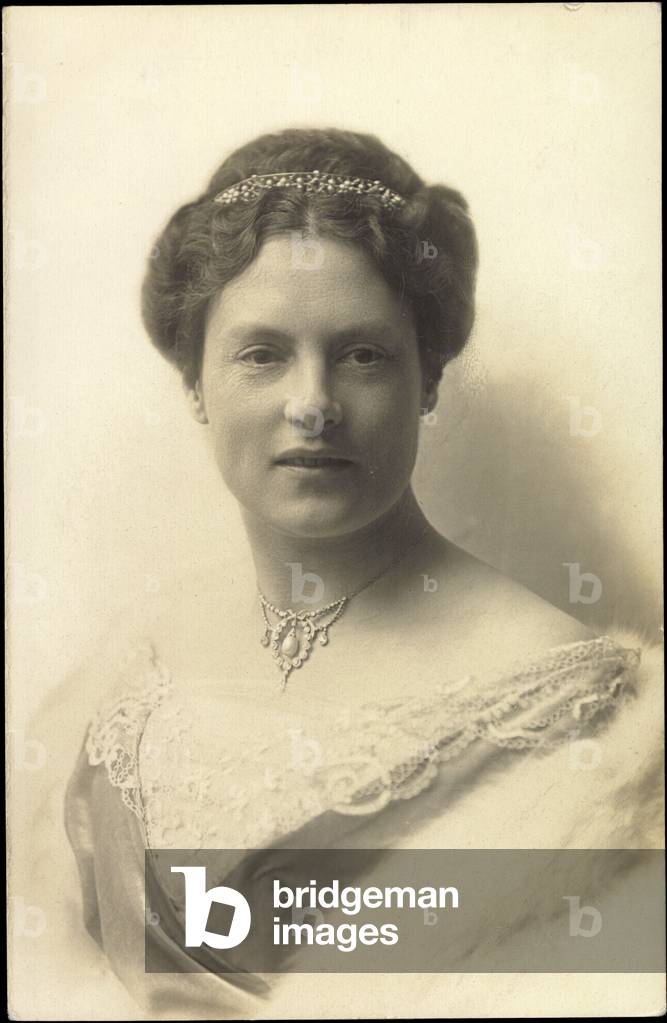 Ak Principessa Wiltrud di Baviera con diadema e collana di perle (foto b/n)