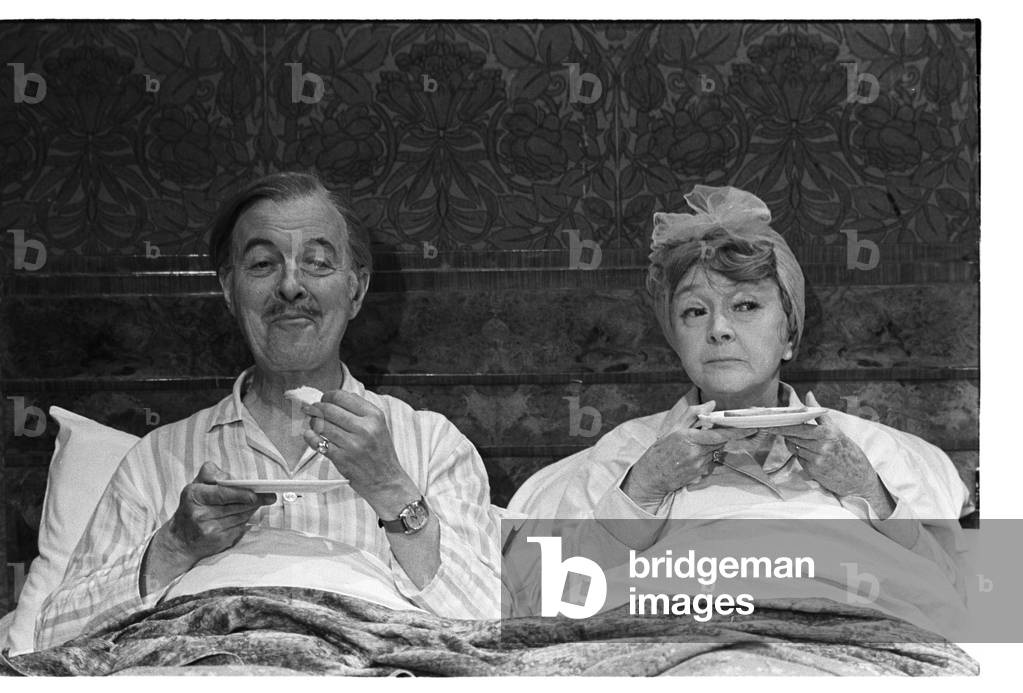 Bild von Fotografie "Schlafzimmer Farce" von John Haynes, b/w
