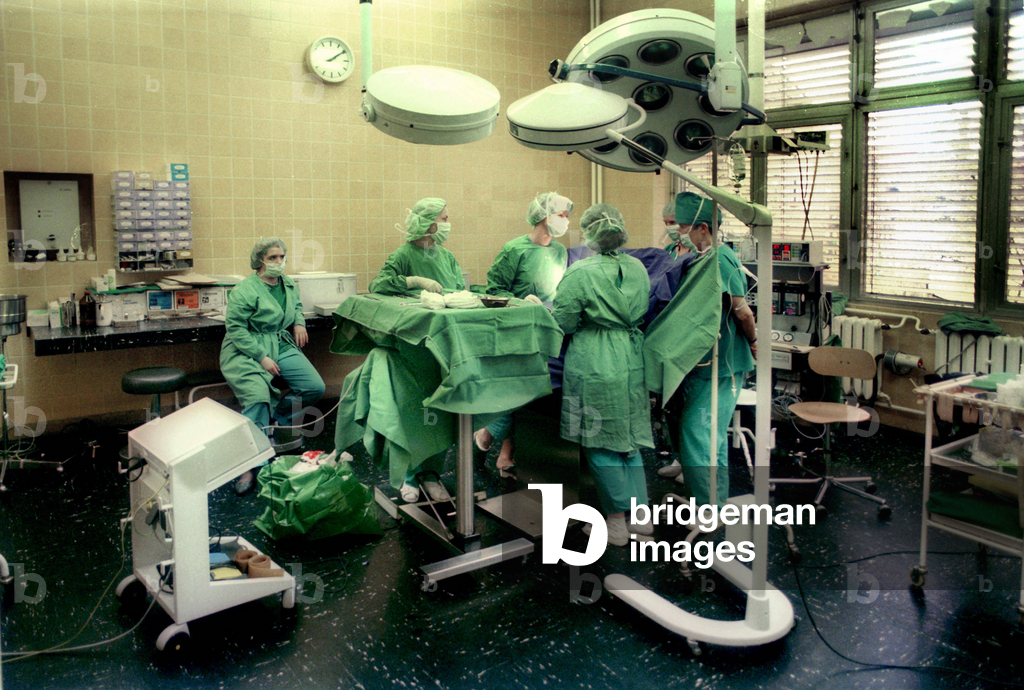 Immagine di Fotografia "Anziani in ospedale" 1990 di Paul Glaser