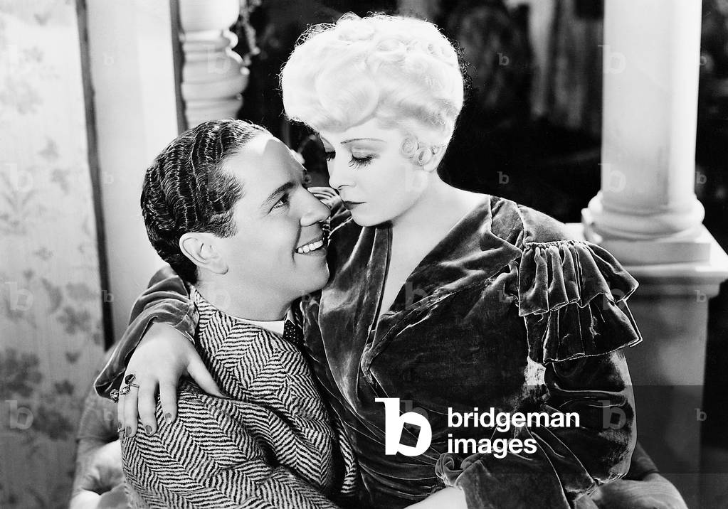 Roger Pryor e Mae West in 'Non è un peccato ', 1934 (foto in b/n)