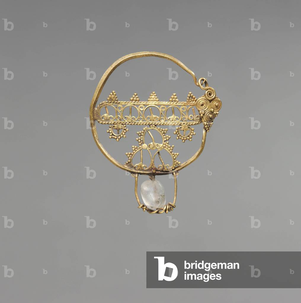 Orecchino con traforato, Epoca Bizantina, 600-800 (oro con perline di cristallo di roccia)