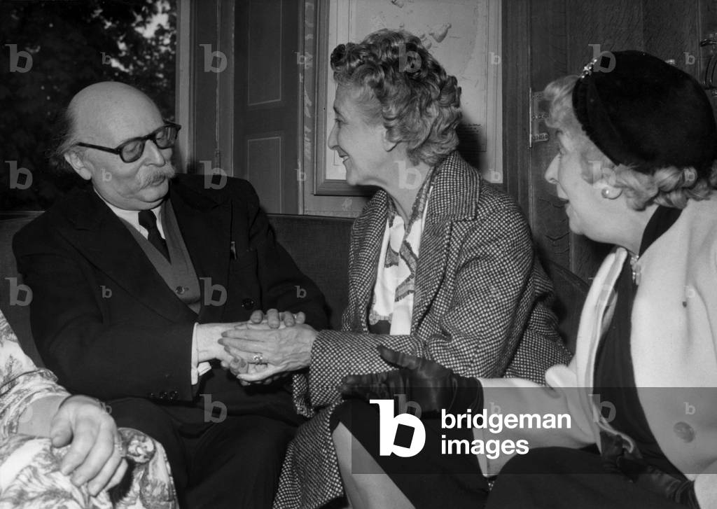 Bild von Fotografie "Französisch Schriftsteller Jean Rostand Gratuliert Von Jeanne Lafon (Francoismauriac's Fr