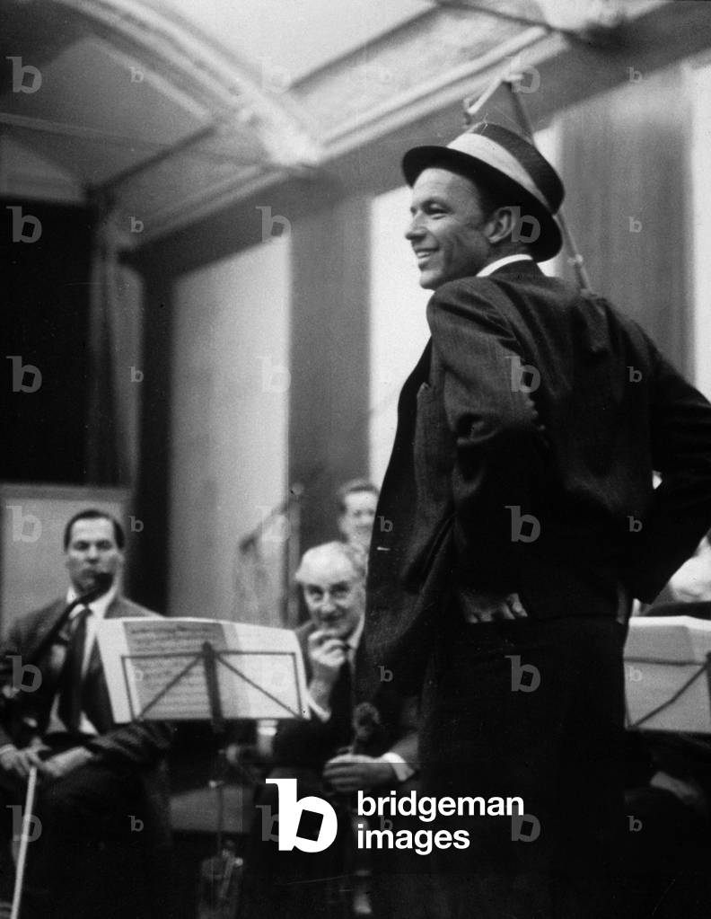 Image de Photographie représentant Frank Sinatra en studio d'enregistrement sur set of Film Tender Trap 1955 (