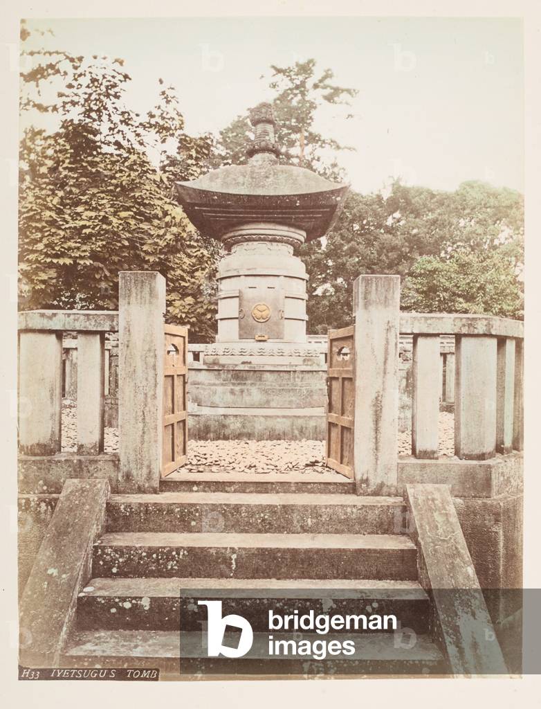 Bild von Fotografie "Iyetsugus Grab" 1895 von Japanese Photographer
