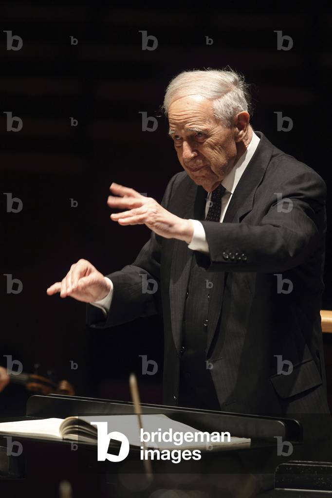 Bild von Fotografie "Pierre Boulez im Mai 2010 beim Dirigieren des Orchestre de Paris" von Thierry Martinot