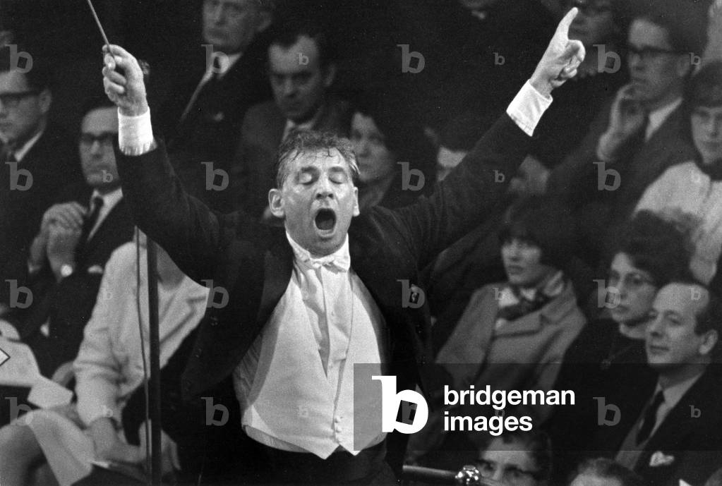 Leonard Bernstein dirigiert