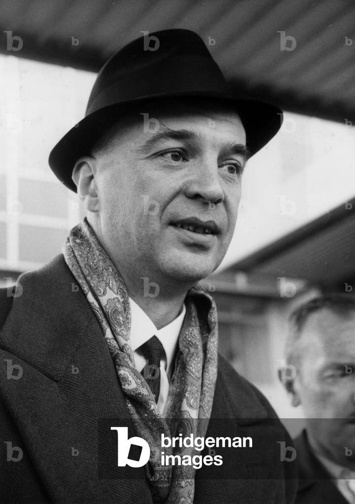 Gaston Naessens bei seiner Ankunft am Flughafen in Paris zu seinem Prozess (5. April 1965); angeklagt wegen un
