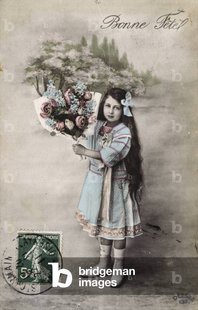 Immagine di Fotografia "Cartolina francese con immagini di una ragazza con fiori" 1900