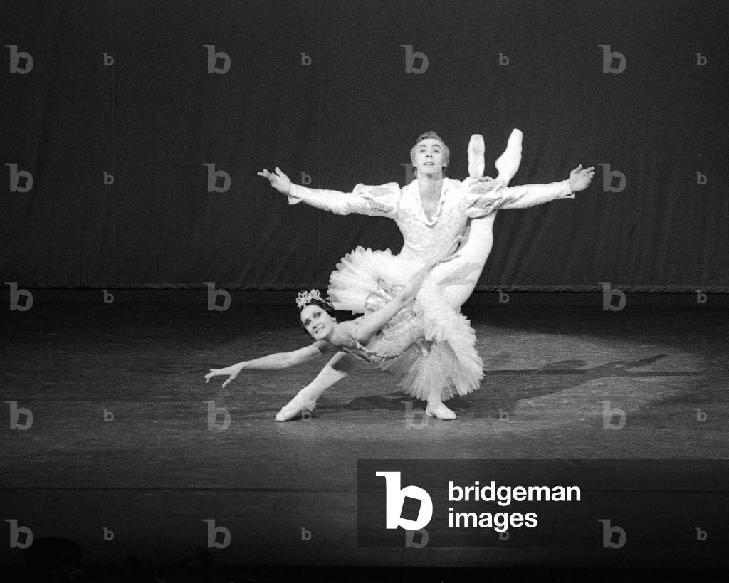 Immagine di Fotografia "Performance della Bella Addormentata" di Peter Mares, b/w