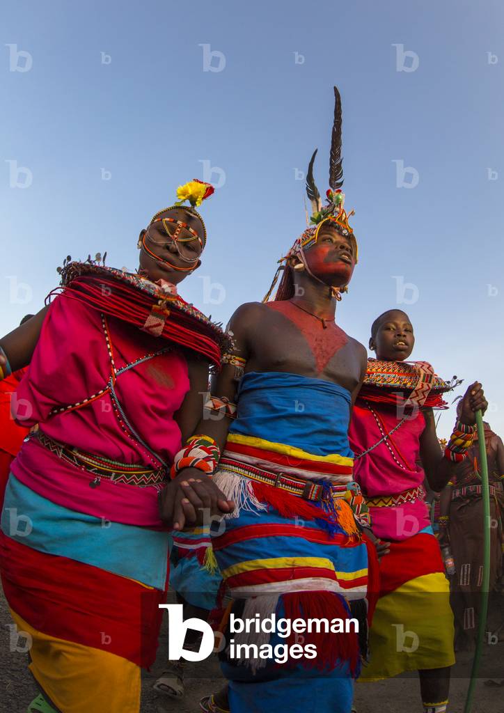 Immagine di Fotografia "tribù Rendille uomini e donne danzanti"