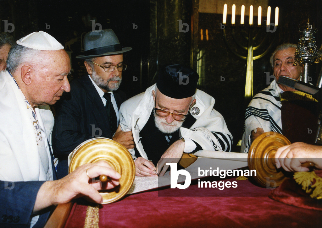 Immagine di Fotografia "Servizio nella sinagoga di Saarbrücken" 1998 di Becker & Bredel