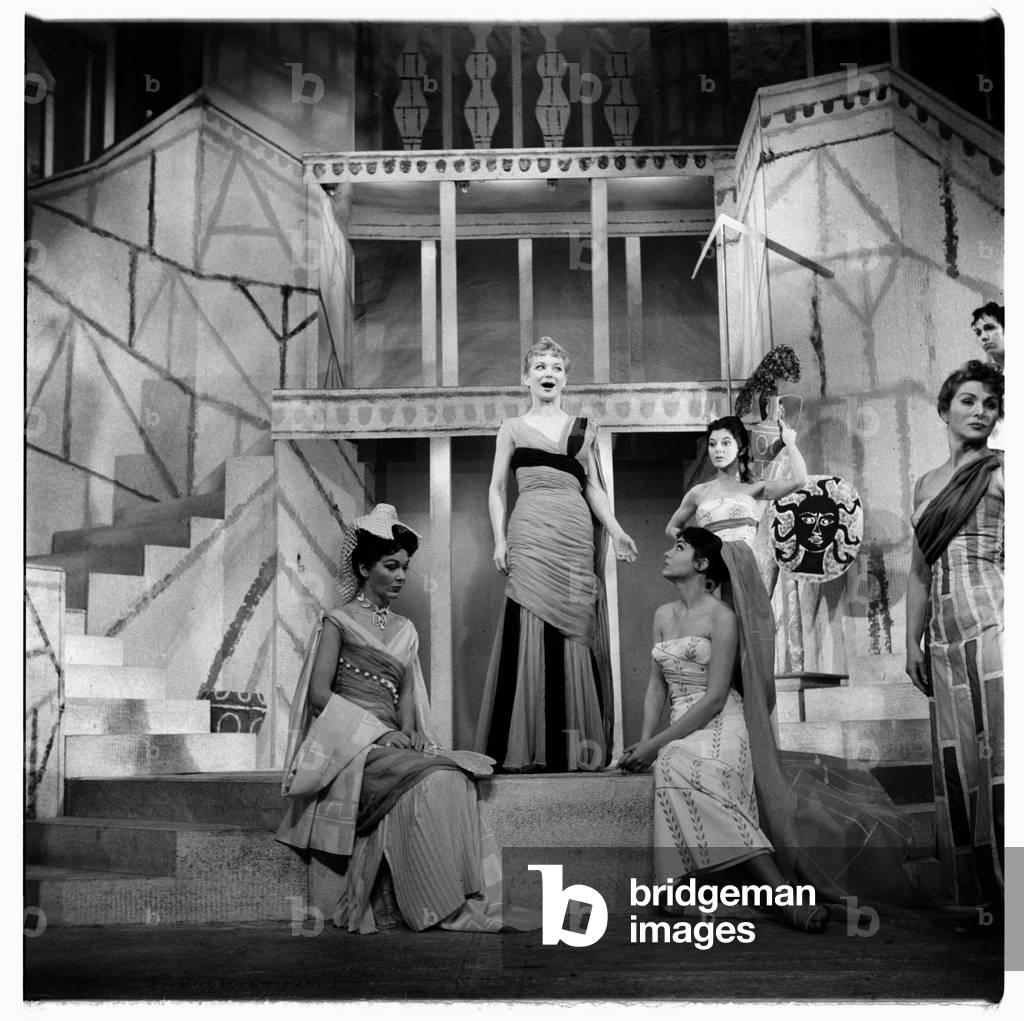 Bild von Fotografie "Lysistrata am National Theatre" von John Deakin, b/w