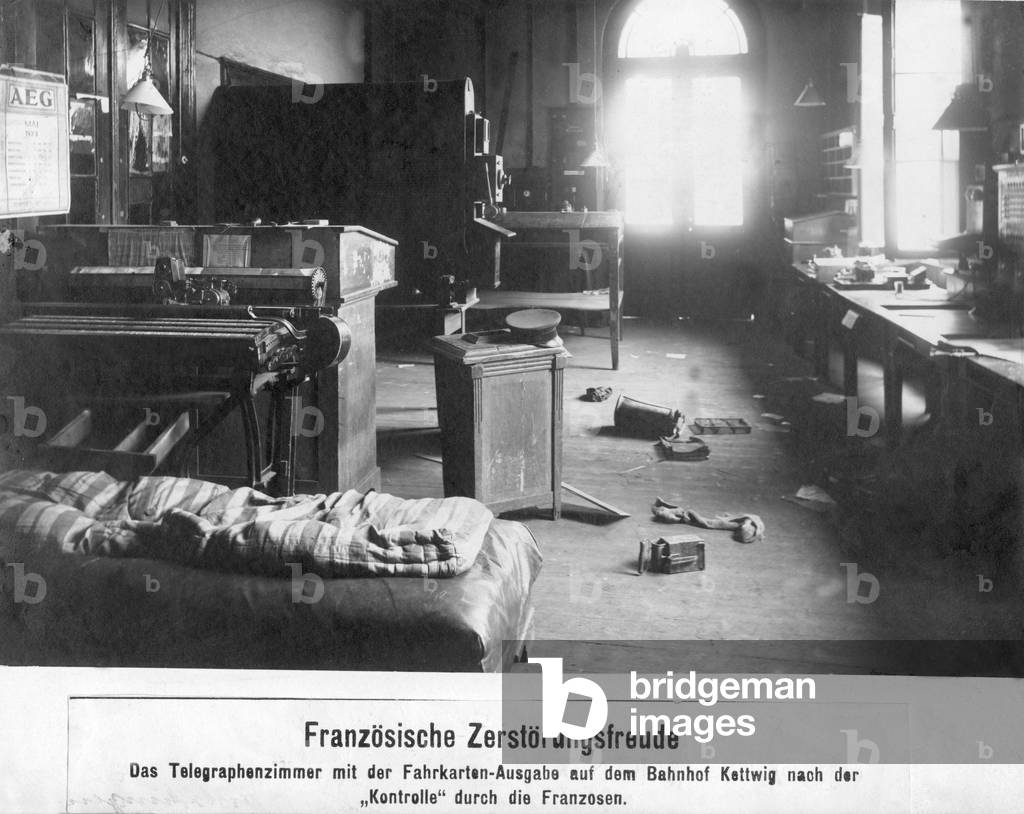 Bild von Fotografie "Zerstörter Telegraphenraum des Bahnhofs Kettwig in Essen" 1923, b/w